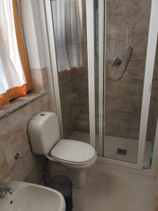 La salle de bains est pourvue d'une douche et de toilettes. dans l'établissement Les barriques appartament, à Gaggi