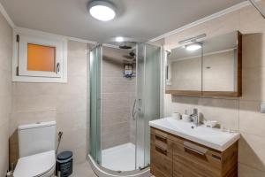 A bathroom at TAKIS GUESTHOUSE-Orneda-HERMOUPOLIS Még 24 kép