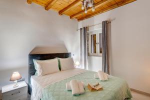A bed or beds in a room at TAKIS GUESTHOUSE-Orneda-HERMOUPOLIS