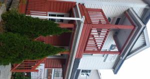 een uitzicht op een gebouw met rode en witte trappen bij A Voyageur's Guest House in Ottawa