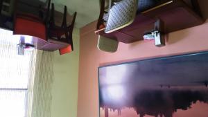 sala de estar con TV de pantalla plana y lámparas de araña en A Voyageur's Guest House, en Ottawa