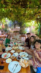 Oaspeți care stau la Likya Pansiyon +111 fotografii