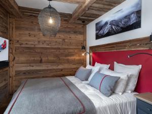 1 dormitorio con 1 cama con cabecero rojo en Chalet luxueux avec 5 chambres, hammam, cheminée et grande terrasse au cœur de Val d'Isère - FR-1-567-34, en Val dʼIsère