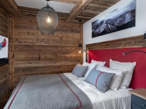 a bedroom with a bed with a red headboard at Chalet Val-d'Isère, 5 pièces, 10 personnes - FR-1-567-34 in Val-d'Isère