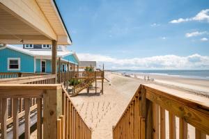 widok na plażę z balkonu domku na plaży w obiekcie Dip Inn by Oak Island Accommodations w mieście Oak Island