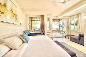 una camera da letto con un letto grande e un soggiorno di Casa Coco by Coco B Isla a Isla Mujeres