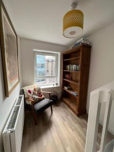 een woonkamer met een stoel en een radiator bij Holyrood Duplex 3- Bedrooms Apartment in Edinburgh