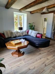 Un lugar para sentarse en Maison de 2 chambres avec jardin clos et wifi a Velorcey