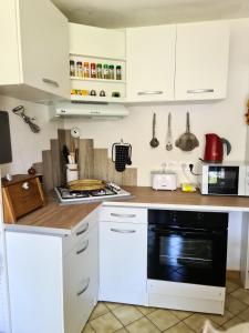 Kuchnia lub aneks kuchenny w obiekcie Maison de 2 chambres avec jardin clos et wifi a Velorcey