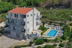 Bazén v ubytovaní Luxury Apartments Tafra alebo v jeho blízkosti