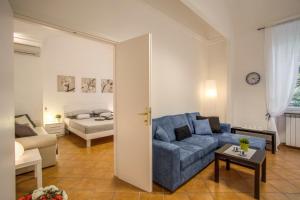 ローマにあるLiberty Houseのリビングルーム(青いソファ、ベッド付)