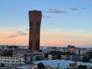 un edificio alto en una ciudad al atardecer en Excelente ubicacion en colonia Del Valle en Ciudad de México