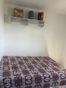 1 dormitorio con 1 cama con edredón en Praia dos Anjos Residence Clube, en Arraial do Cabo