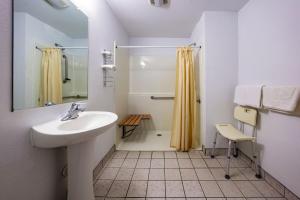 Koupelna v ubytování Budget 8 Motel + 27 fotografií
