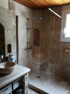 a bathroom with a shower and a sink at Maison 3 étoiles avec jardin pour familles, sportifs, curistes... in Digne-les-Bains