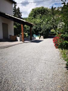a gravel driveway with a pavilion in a garden at Maison 3 étoiles avec jardin pour familles, sportifs, curistes... in Digne-les-Bains