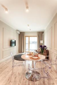 Televízia a/alebo spoločenská miestnosť v ubytovaní Mennica Residence Luxury Location