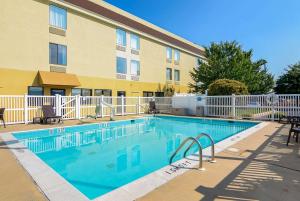 a swimming pool in front of a building at Comfort Inn Woodstock Shenandoah in Woodstock