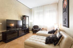 TV a/nebo společenská místnost v ubytování La casa di Gatsby Art Deco in Centro Gorizia con Parcheggio e Terrazza