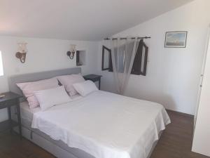 Postel nebo postele na pokoji v ubytování Apartments Hortenzija