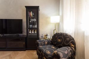 TV a/nebo společenská místnost v ubytování La casa di Gatsby Art Deco in Centro Gorizia con Parcheggio e Terrazza