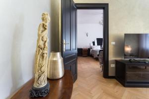 una sala de estar con una estatua sobre una mesa en La casa di Gatsby lusso in pieno centro con parcheggio, en Gorizia