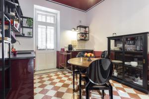 Kuchyň nebo kuchyňský kout v ubytování La casa di Gatsby Art Deco in Centro Gorizia con Parcheggio e Terrazza