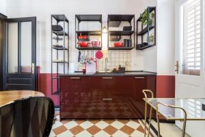 Kuchyň nebo kuchyňský kout v ubytování La casa di Gatsby Art Deco in Centro Gorizia con Parcheggio e Terrazza