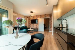 Kuchyňa alebo kuchynka v ubytovaní Mennica Residence Luxury Location
