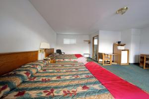 Tempat tidur dalam kamar di Budget 8 Motel