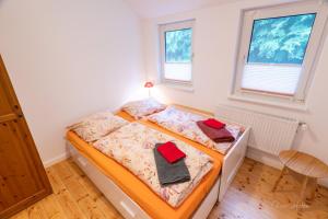 バート・ラースフェにあるFerienwohnung am Waldrandのベッドルーム1室(ベッド1台、タオル2枚付)