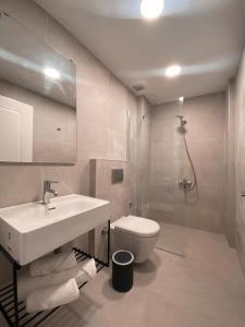 A bathroom at Amber Boutique Hotel