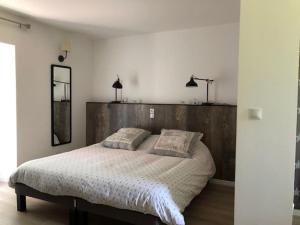 - une chambre avec un grand lit et 2 oreillers dans l'établissement Gite Roche Blanche, à Lolme