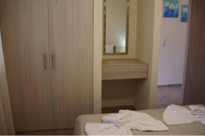 Postel nebo postele na pokoji v ubytování Xanthiotis Apartments