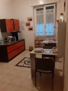 kuchnia z blatem, stołem i lodówką w obiekcie Casale 2020 w mieście Brindisi
