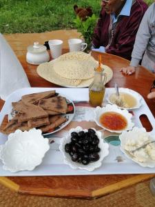 een dienblad met eten op een tafel met eten erop bij GITE TAGMA in Berkane