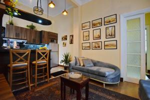 uma sala de estar com um sofá e uma cozinha em The Place 3 charming downtown apartment no Cairo