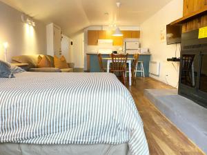a bedroom with a bed and a living room at Chalets Montmorency Mont-Sainte-Anne in Saint-Férréol-les-Neiges