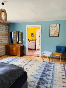 a bedroom with a bed and a table and a kitchen at Ferienhaus am Seegrund in Ahlbeck