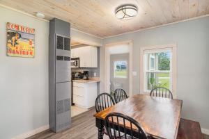 eine Küche und ein Esszimmer mit einem Holztisch und Stühlen in der Unterkunft Northwood Nest in Arcadia