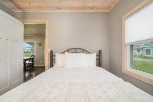 Schlafzimmer mit einem Bett und einem Fenster in der Unterkunft Northwood Nest in Arcadia