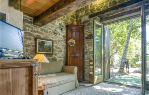 uma sala de estar com um sofá e uma porta de vidro deslizante em Stunning Home In Villagrande Di Monteco With Kitchen 