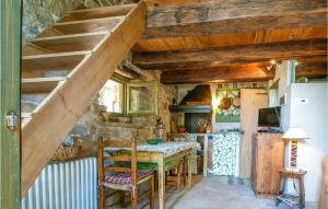 uma cozinha com uma mesa e uma cozinha com um frigorífico em Stunning Home In Villagrande Di Monteco With Kitchen 