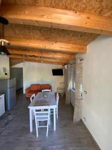 a living room with a white table and a couch at LA CASA DI GIORGIO in Lamezia Terme