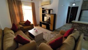 Gallery image of Lovely 2-bedrooms Apartment with free parking in Madīnat ash Shurūq