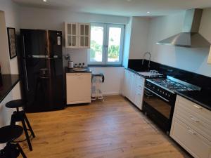 Dapur atau dapur kecil di Luca apartament 3 camere