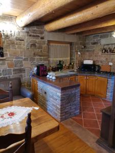 A kitchen or kitchenette at Casa de Piatra, de la Mara