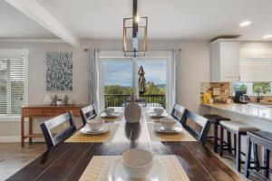 comedor y cocina con mesa y sillas en HoneyHomes Spectacular View Home with Amenities, en Sumner