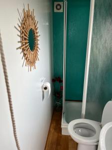 bagno con servizi igienici e specchio a parete di Chalet Meerblick Wattenmeer a Westerland