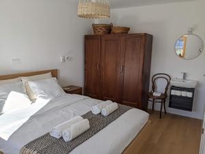 1 dormitorio con 1 cama con 2 toallas en Klančarjeva domačija - Spacious countryside apartment on an eco farm, 